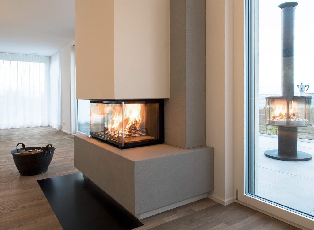 Salon moderne avec cheminée et vue extérieure