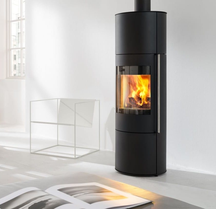 Poêle moderne avec feu allumé dans salon.