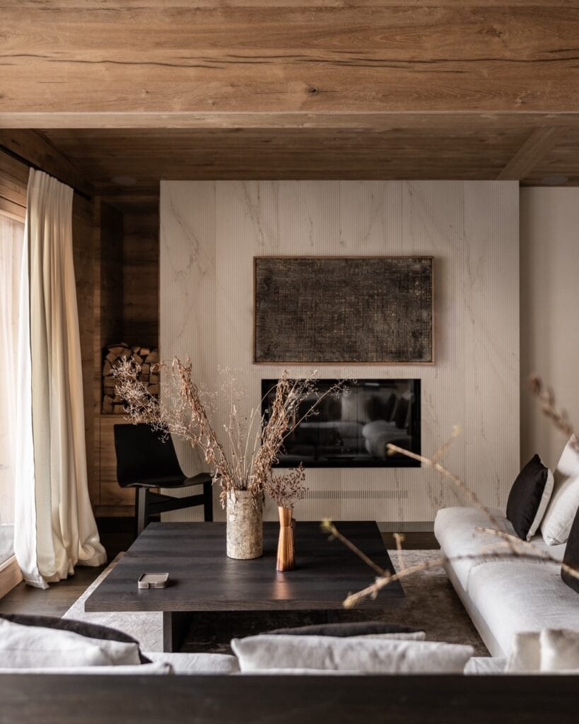 Salon moderne avec décoration minimaliste et cheminée.