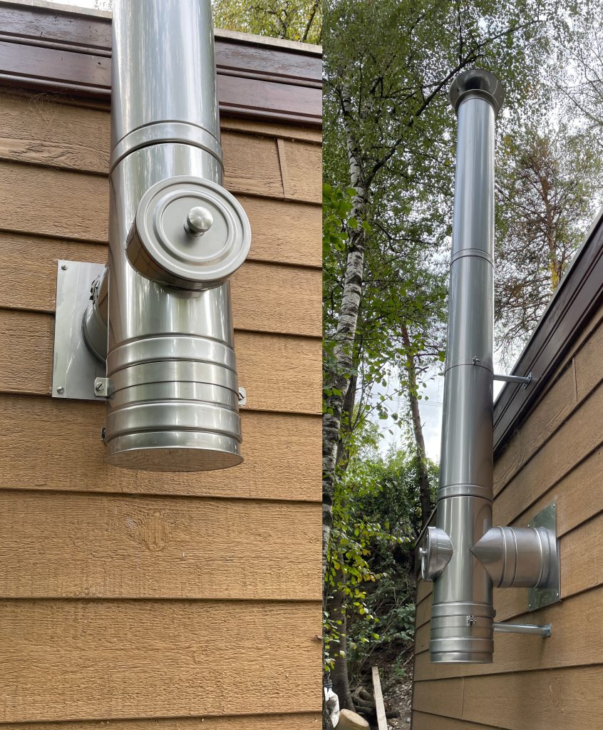Tubage en métal sur mur extérieur en bois.
