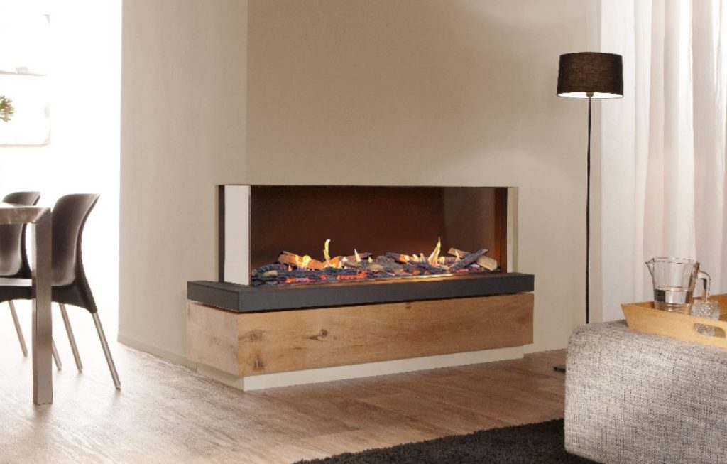 Salon moderne avec cheminée électrique allumée.