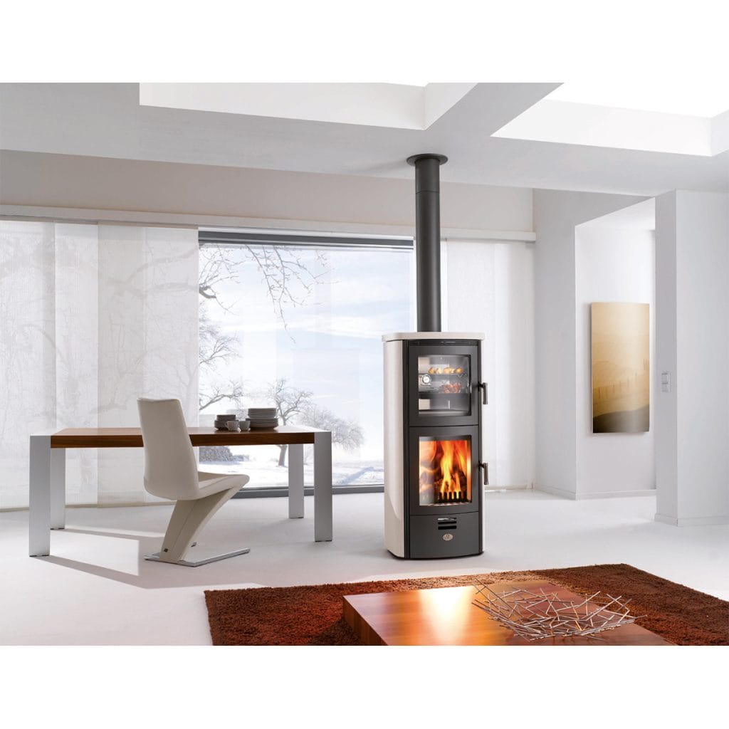 Poêle à bois moderne dans salon lumineux.