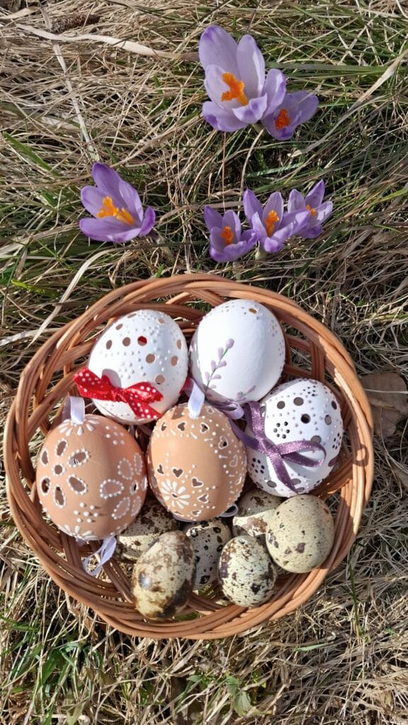 Panier d'œufs décorés et crocus violets
