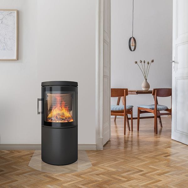 Poêle moderne dans salon élégant avec parquet.