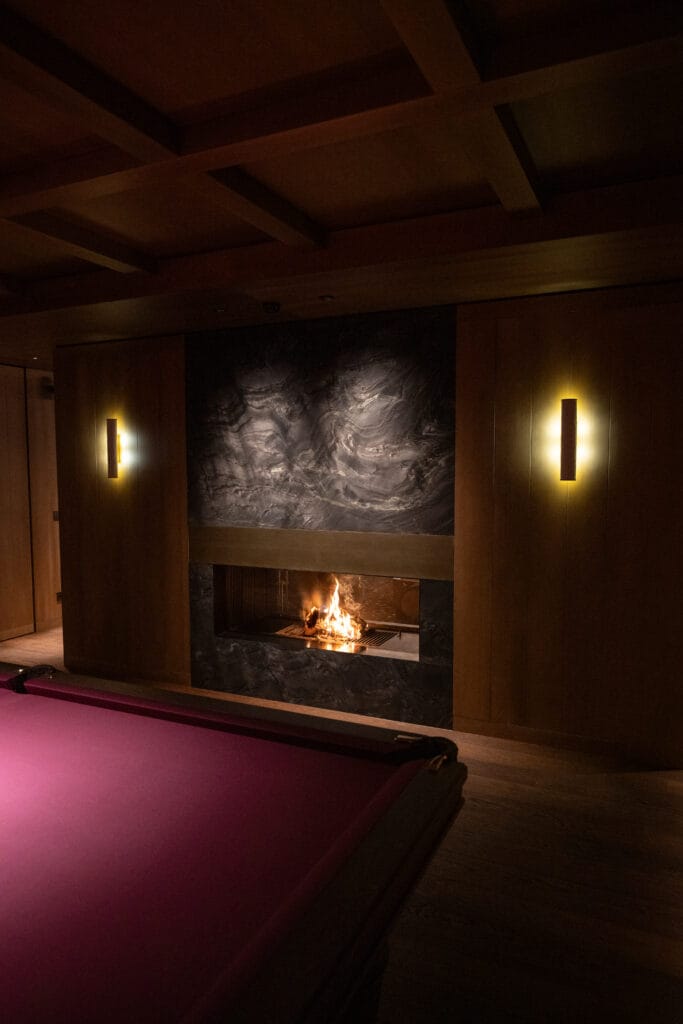 Table de billard près d'une cheminée