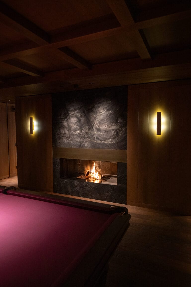 Table de billard près d'une cheminée