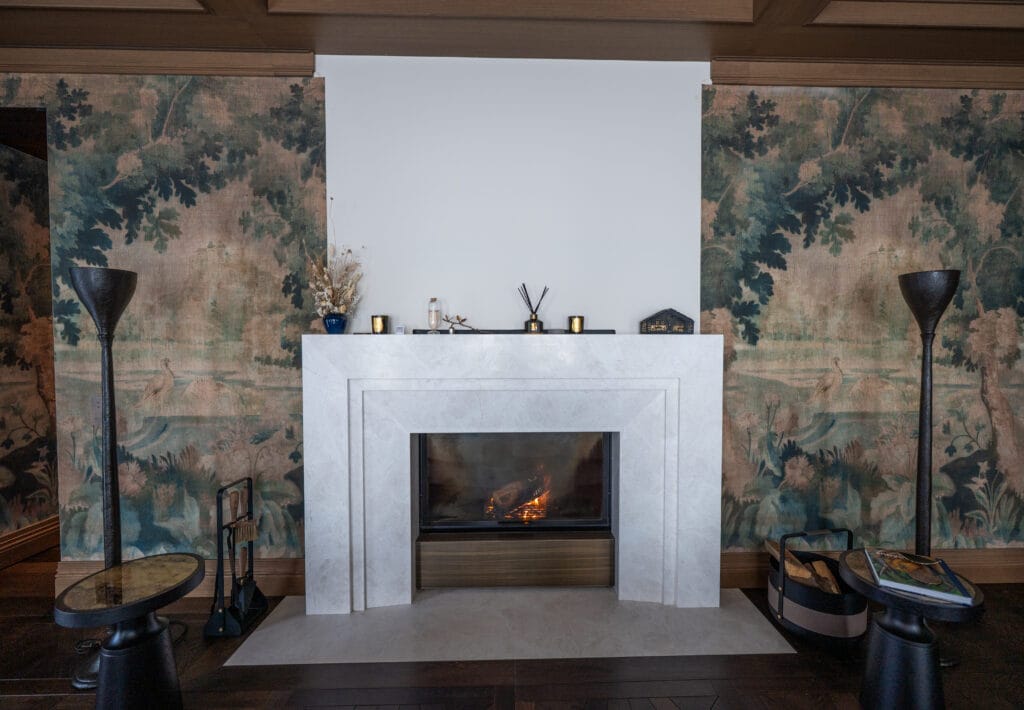 Cheminée élégante avec décoration moderne