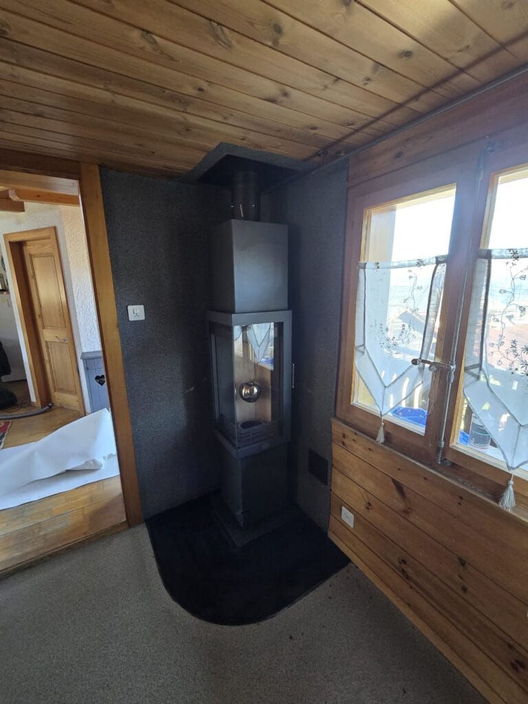 Poêle à bois moderne dans une pièce boisée