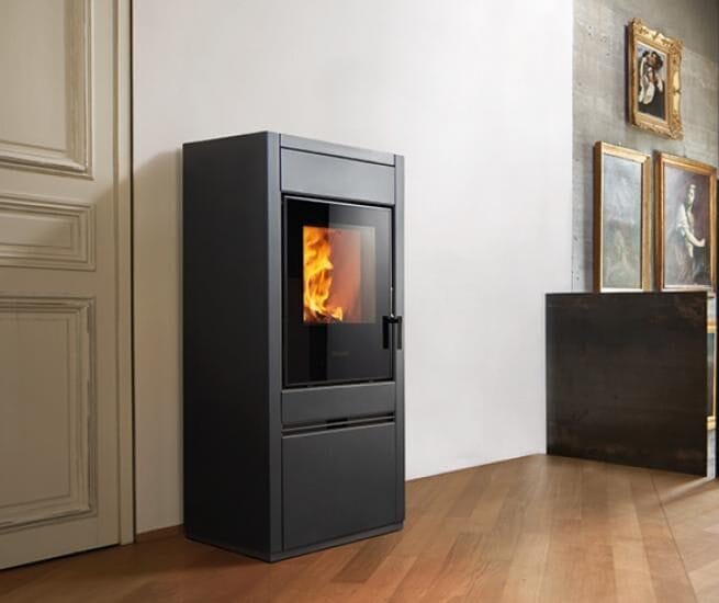 Poêle à bois moderne dans salon élégant.