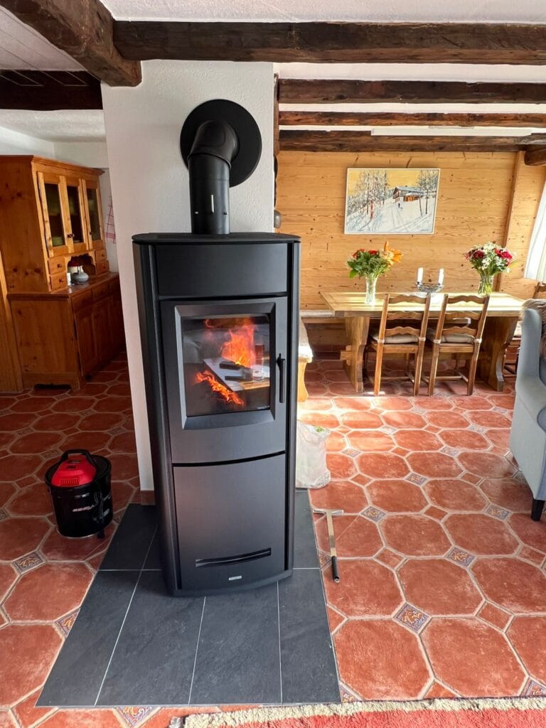 Poêle à bois dans salon chaleureux