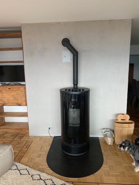 Poêle noir moderne dans un salon