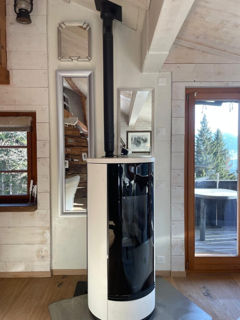 Poêle moderne dans séjour en bois lumineux.