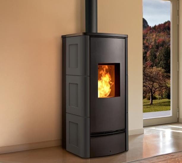 Poêle à bois moderne dans salon lumineux.