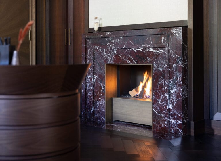 Cheminée élégante avec feu allumé