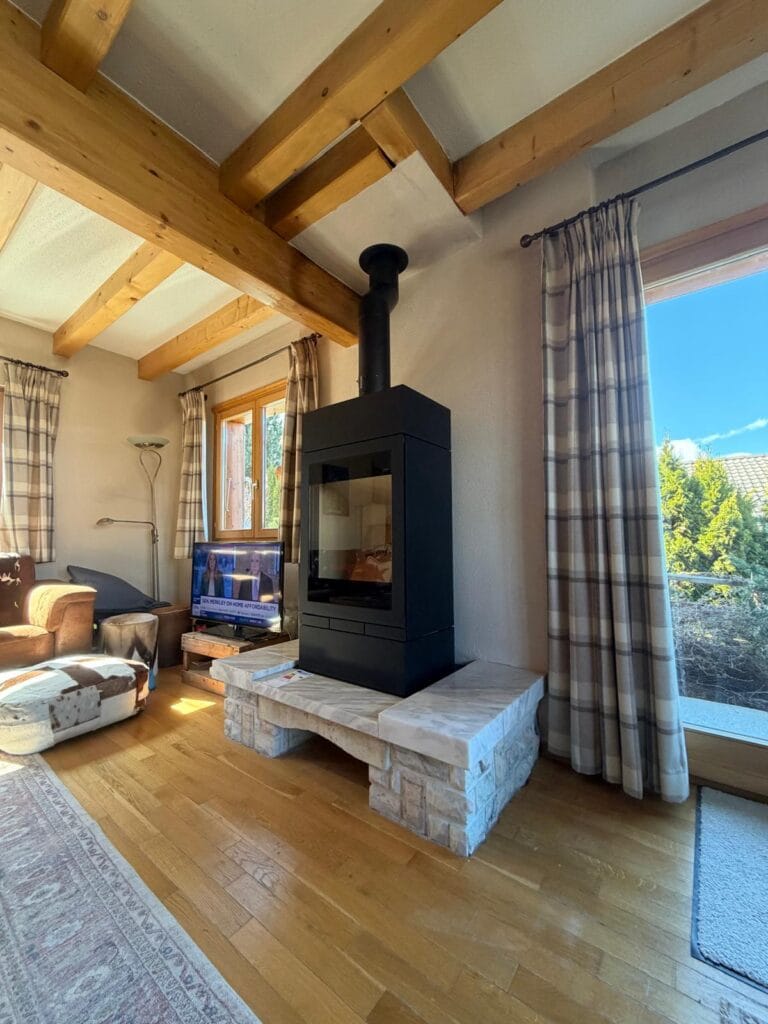 Salon confortable avec poêle moderne