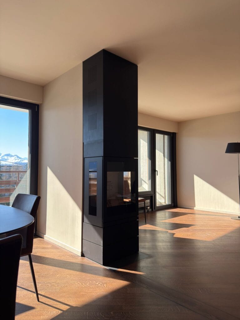 Séjour lumineux avec cheminée moderne.