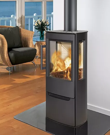 Poêle à bois moderne avec flammes visibles