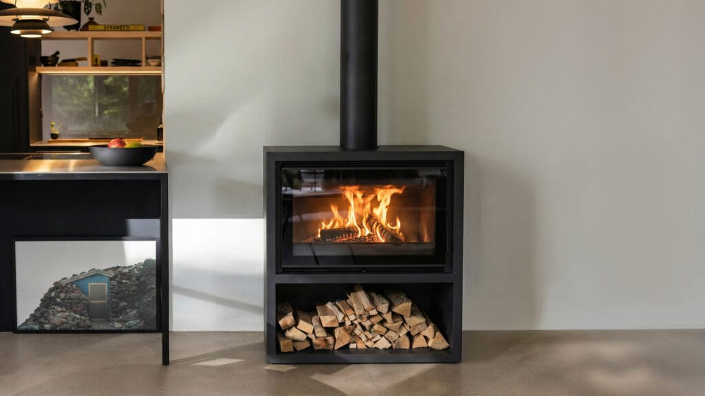 Poêle à bois moderne avec flammes