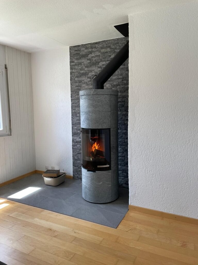 Poêle à bois moderne avec flamme visible