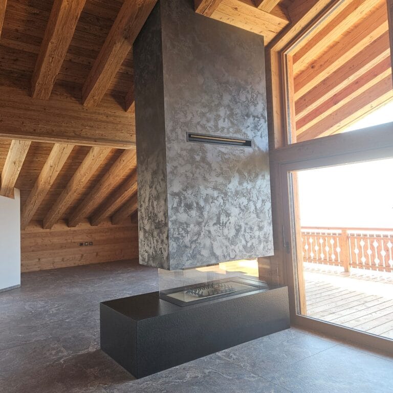 Cheminée suspendue moderne dans chalet en bois